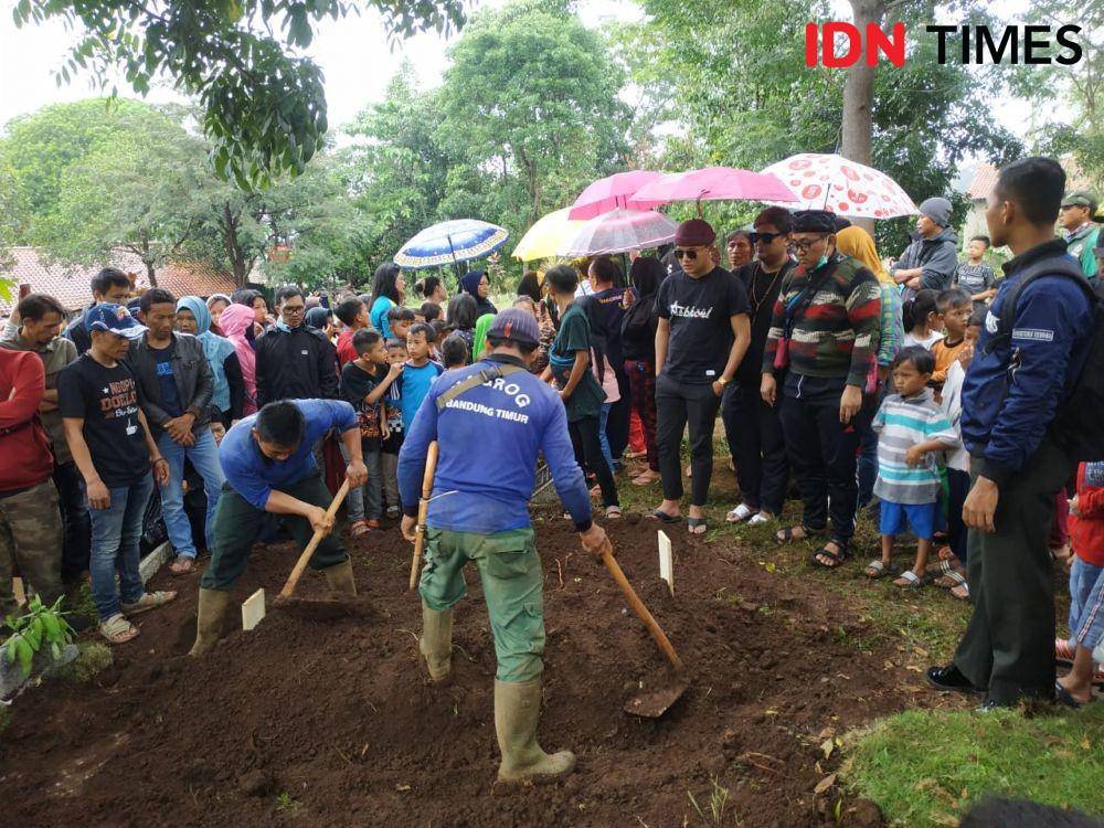 Rizky Febian di pemakaman Lina Jubaedah di Ujungberung, Kota Bandung (IDN Times/Bagus F)
