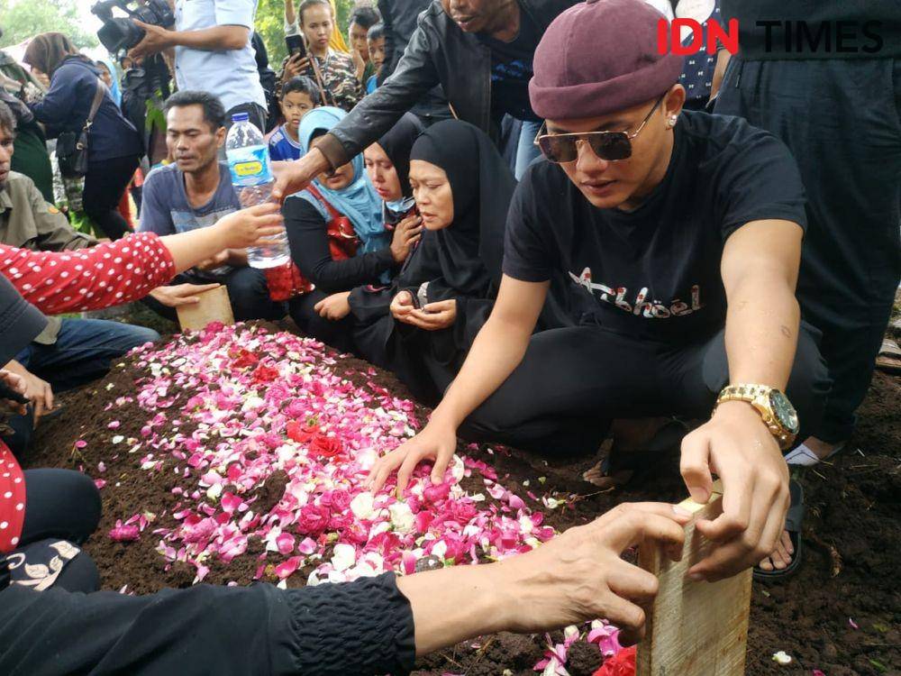 Rizky Febian di makam Lina Jubaedah di TPU Nagrog, Ujungberung, Kota Bandung (IDN Times/Bagus F)