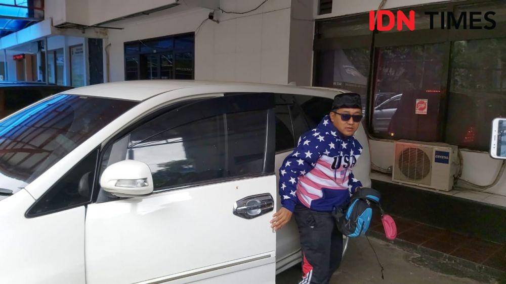 Tedy suami Lina Jubaedah datangi Polrestabes Bandung (IDN Times/Galih Persiana)