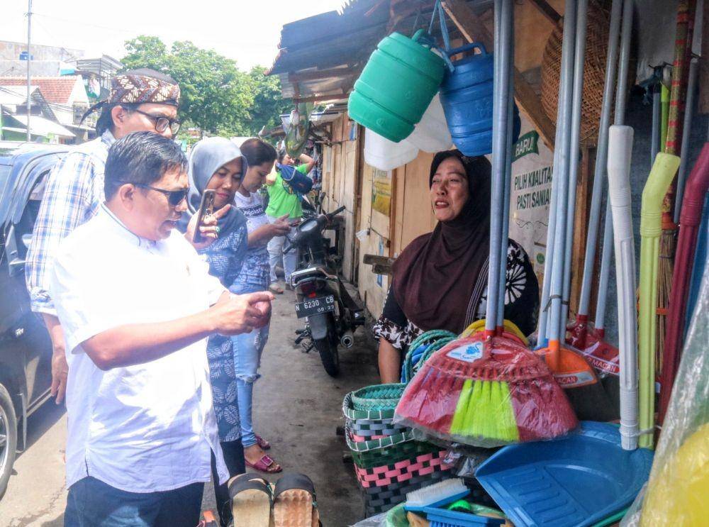 Pedagang masih harus menempati los sementara hingga bangunan baru Pasar Sukun selesai. IDN Times/ Alfi Ramadana