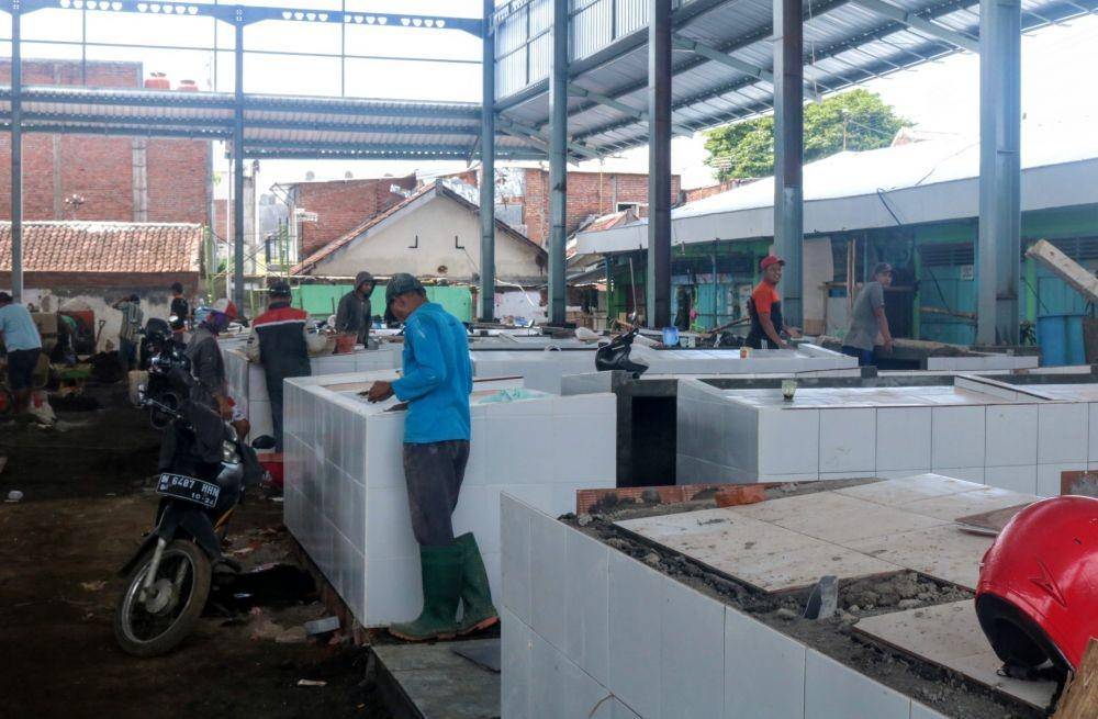 Sejumlah pekerja masih terus menyelesaikan pembangunan Pasar Sukun. IDN Times/ Alfi Ramadana