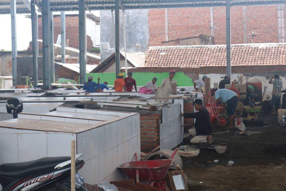 Cuaca yang tak menentu juga mempengaruhi penyelesaian pembangunan pasar Sukun. IDN Times/ Alfi Ramadana