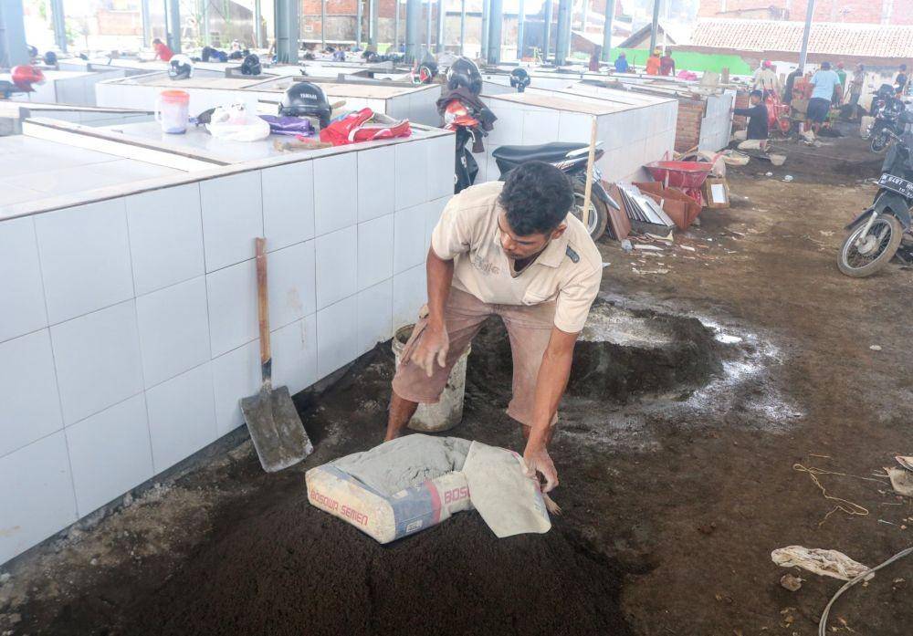 Pekerja masih terus berburu dengan waktu untuk menyelesaikan pembangunan pasar Sukun. IDN Times/ Alfi Ramadana