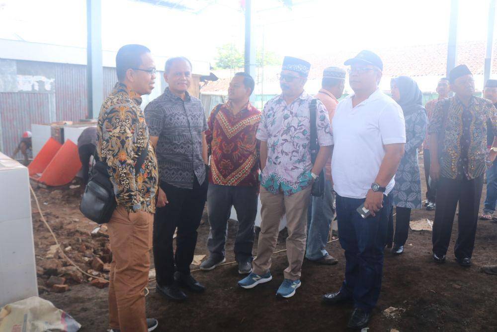Anggota DPRD berdiskusi dengan kepala Dinas Perdagangan dan pemborong Pasar Sukun. IDN Times/ Alfi Ramadana