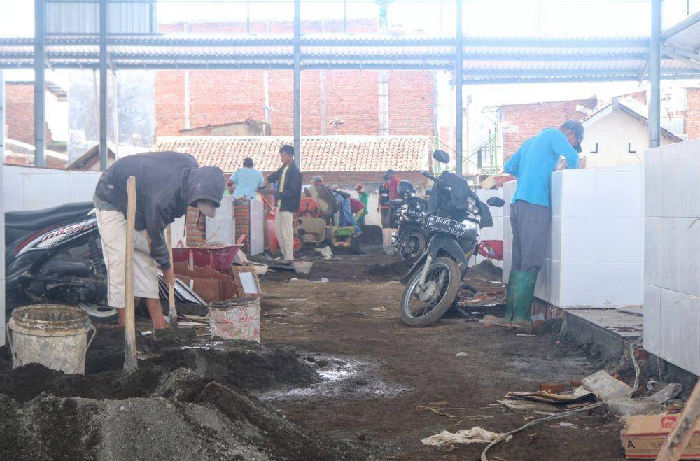 Beberapa sisi bangunan Pasar Sukun masih terus dikebut penyelesaianya. IDN Times/ Alfi Ramadana