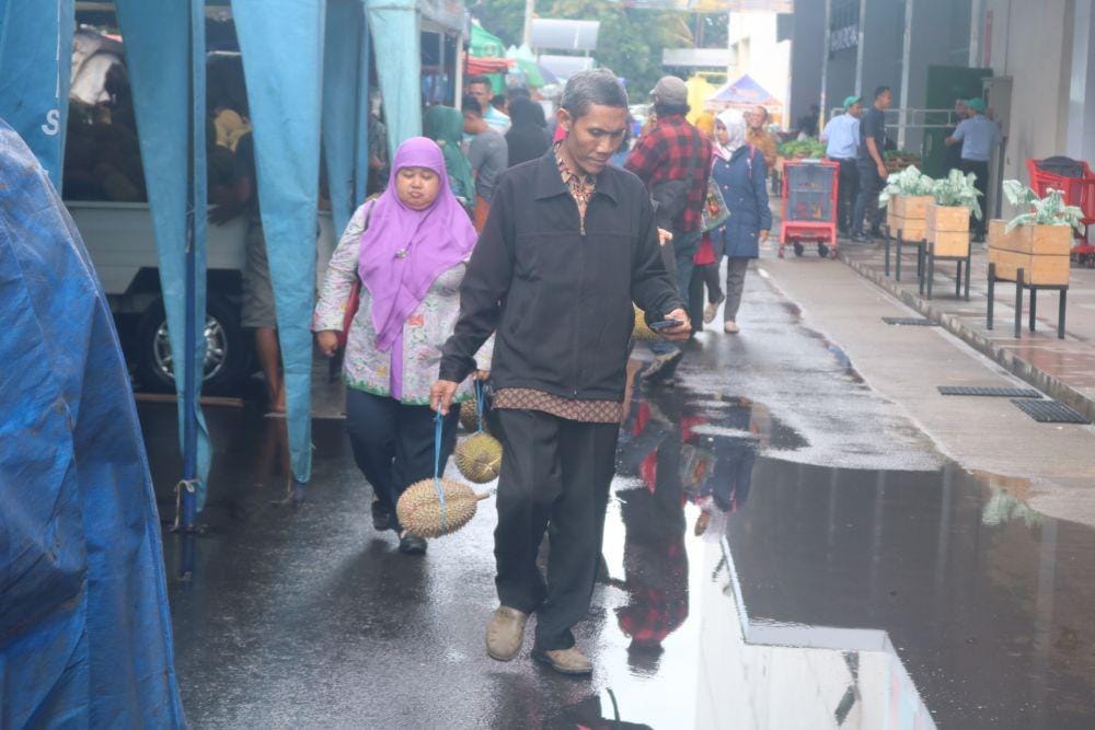 Festival Durian menjadi berkah tersendiri bagi para pedagang. IDN Times/ Alfi Ramadana
