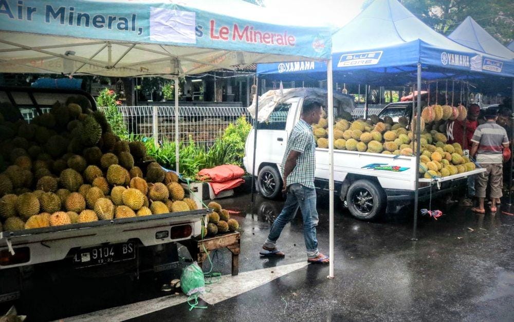 Puluhan pedagang Durian mengikuti festival Durian di halaman parkir Transmart kota Malang. IDN Times/ Alfi Ramadana