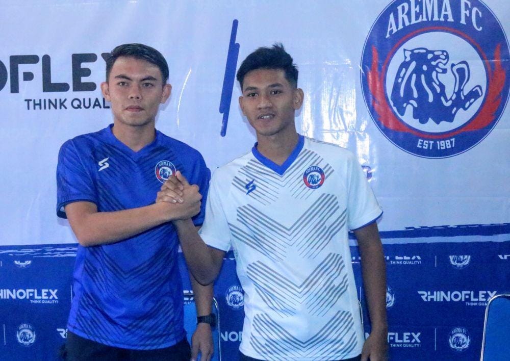 Dua jersey yang akan digunakan untuk turnamen pramusim mendatang. IDN Times/ Alfi Ramadana