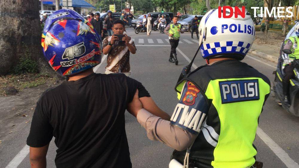 Salah satu pelajar yang diamankan karena diduga terlibat tawuran di Kota Medan, Jumat (10/1) (IDN Times/Prayugo Utomo)