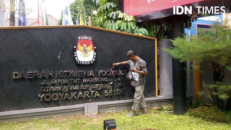 Aksi JCW menabur kembang setaman di dinding KPU DIY, 10 Januari 2020. IDN Times/Pito Agustin Rudiana