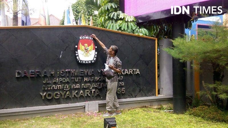 Aktivis JCW mengguyur lambang KPU DIY dengan kembang setaman, 10 Januari 2020. IDN Times/Pito Agustin Rudiana