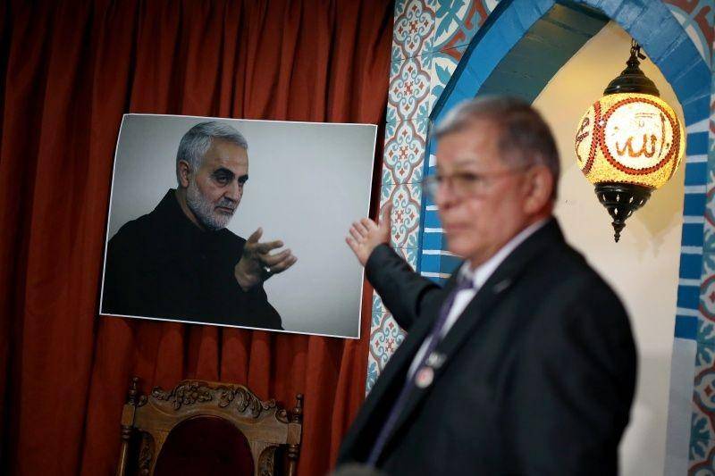 Rodrigo Granda, mantan komandan Pasukan Bersenjata Revolusi Kolombia (FARC) dan anggota partai politik FARC saat ini, memberikan ucapan belasungkawa untuk Mayor Jenderal Iran Qassem Soleimani, yang tewas dalam serangan udara dekat Baghdad, di Bogota, Kolombia, pada Selasa, 7 Januari 2020. (ANTARA FOTO/REUTERS/Luisa Gonzalez)