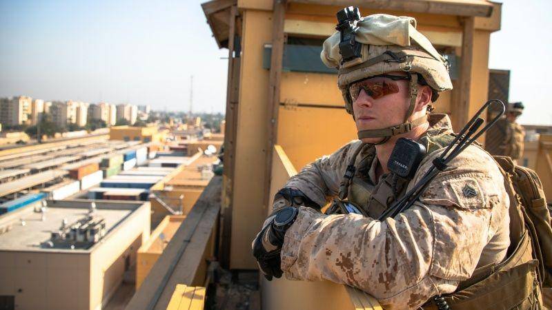 Seorang Marinir Amerika Serikat dengan 2nd Battalion, 7th Marines, ditugaskan ke Komando Pusat Satgas Respon Krisis Khusus Laut Udara Darat (SPMAGTF-CR-CC) 19.2, mengawasi pasukannya saat ia mengawasi keamanan di kompleks Kedubes Amerika Serikat di Baghdad, Irak, pada 3 Januari 2020. (ANTARA FOTO/U.S. Marine Corps/Sgt. Kyle C. Talbot/Handout via REUTERS)