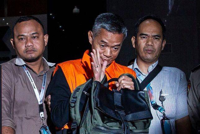 Komisioner KPU Wahyu Setiawan (tengah) mengenakan rompi tahanan usai menjalani pemeriksaan di gedung KPK, Jakarta. ANTARA FOTO/Dhemas Reviyanto
