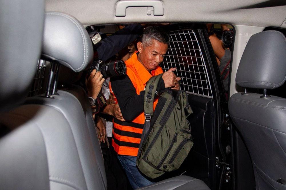 Komisioner KPU Wahyu Setiawan mengenakan rompi tahanan usai menjalani pemeriksaan di gedung KPK, Jakarta. ANTARA FOTO/Dhemas Reviyanto