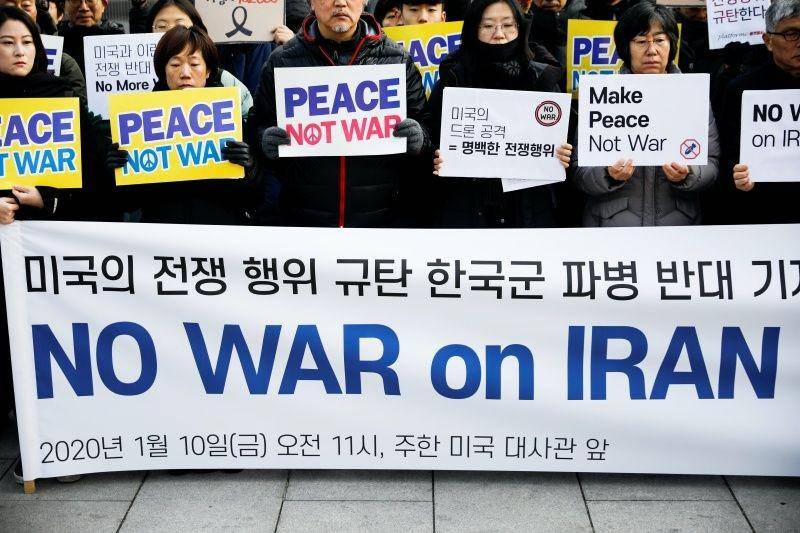 Aktivis anti perang menghadiri aksi menentang Presiden Amerika Serikat Donald Trump di depan kedutaan AS di Seoul, Korea Selatan, pada 10 Januari 2020. ANTARA FOTO/REUTERS/Kim Hong-Ji