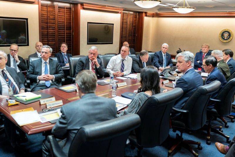 Presiden Amerika Serikat Donald Trump dan Wakil Presiden Mike Pence berbicara dengan penasihat Gedung Putih saat rapat membahas serangan rudal Iran ke fasilitas Amerika Serikat di Irak, di Situation Room Gedung Putih, Washington, Amerika Serikat, 7 Januari 2020. (ANTARA FOTO/The White House/Handout via REUTERS)