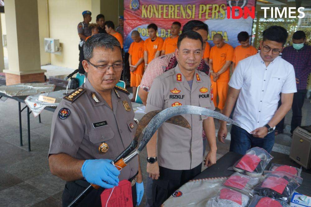 Kabid Humas Polda DIY, Kombes Pol Yuliyanto dan Kapolres Sleman AKBP Rizky Ferdiansyah menunjukan barang bukti. (IDN Times/Tunggul Damarjati)