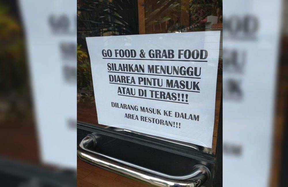 Pengumuman larangan ojek online di sebuah restoran (Twitter/@GojekOnTwitt)