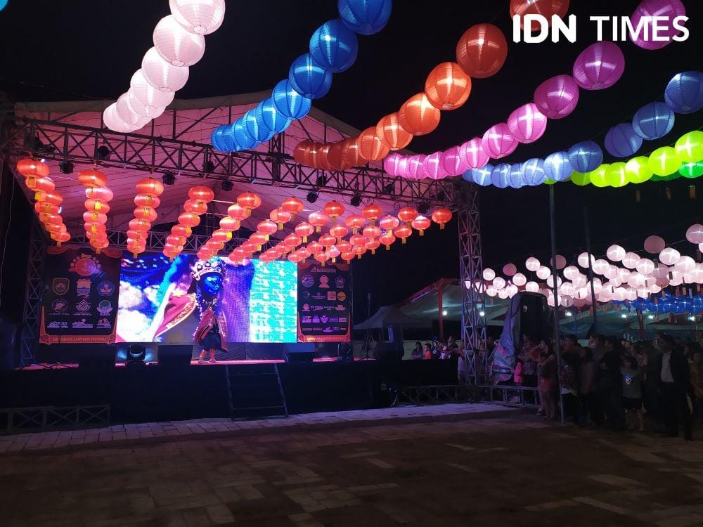 Suasana even 10.000 Lampion di Sriwijaya Lentern Festival (IDN Times/Feny Maulia Agustin)