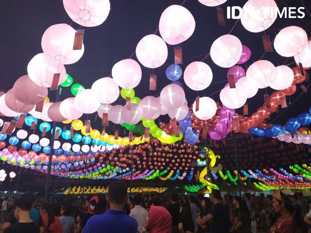 Suasana even 10.000 Lampion di Sriwijaya Lentern Festival (IDN Times/Feny Maulia Agustin)