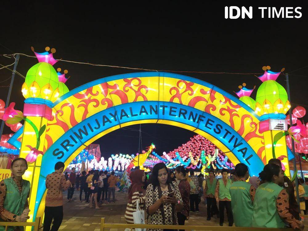 Suasana even 10.000 Lampion di Sriwijaya Lentern Festival (IDN Times/Feny Maulia Agustin)