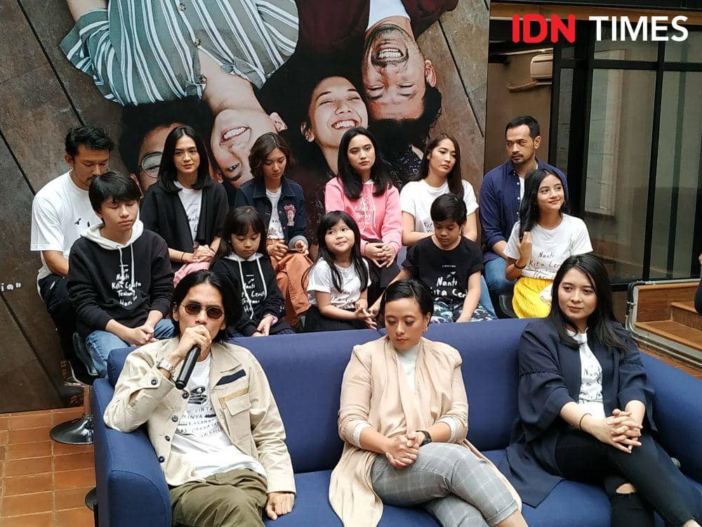 (pegang mic) Sutradara film NKCTHI, Angga Dwimas Sasongko dalam acara syukuran film NKCTHI tembus 1 juta penonton di Jakarta. 10 Januari 2020. IDN Times/Nadia Umara