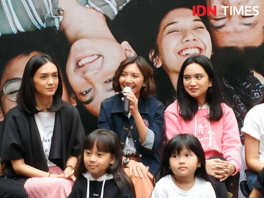 (pegang mic) Sheila Dara dalam acara syukuran film NKCTHI tembus 1 juta penonton di Jakarta. 10 Januari 2020. IDN Times/Nadia Umara