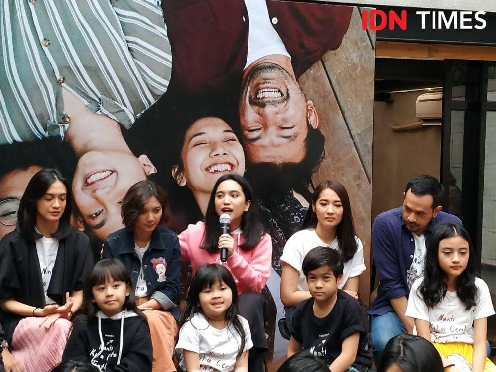 (pegang mic) Rachel Amanda dalam acara syukuran film NKCTHI tembus 1 juta penonton di Jakarta. 10 Januari 2020. IDN Times/Nadia Umara