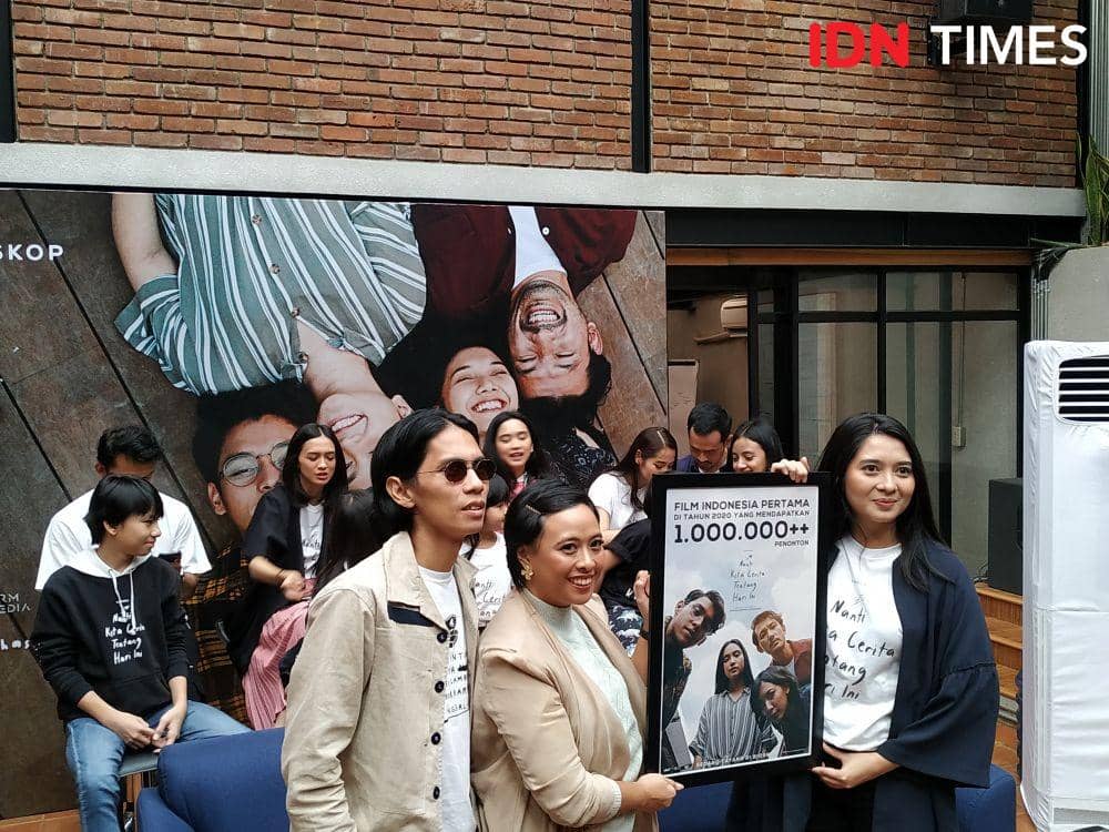(kanan) penulis buku NKCTHI, Marchella FP dalam acara syukuran film NKCTHI tembus 1 juta penonton di Jakarta. 10 Januari 2020. IDN Times/Nadia Umara