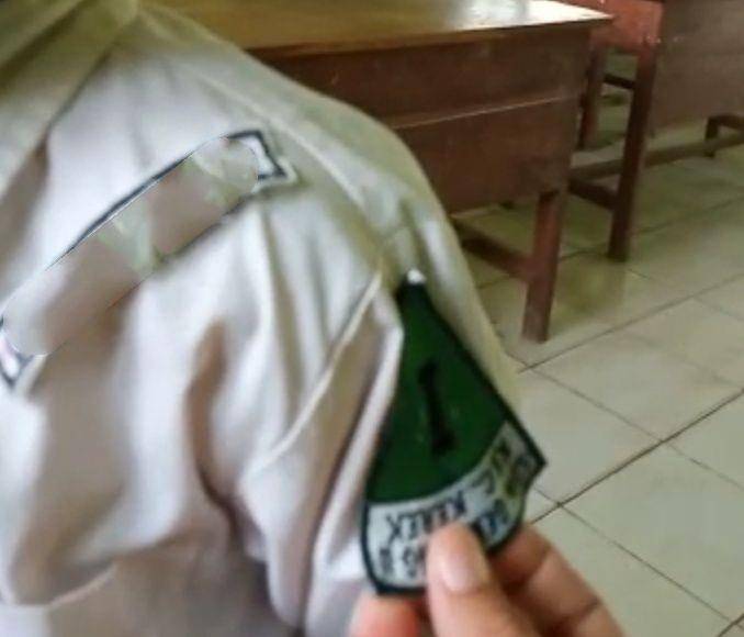 Tangkapan layar video bocah SD di Tuban salah pasang atribut nama. IDN Times/Istimewa