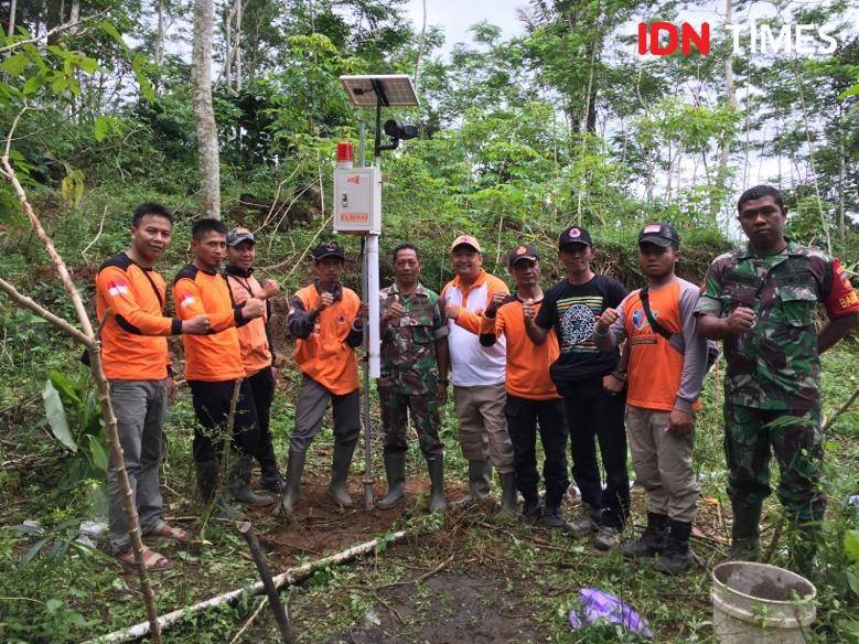 Pemasangan EWS untuk mengantisipasi tanah gerak saat hujan lebat. Dok Humas BPBD Banjarnegara