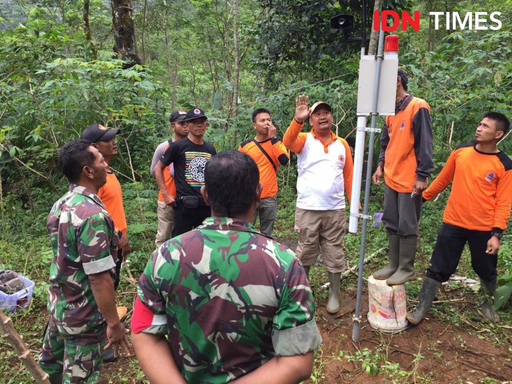 Pemasangan EWS dibantu TNI. Dok Humas BPBD Banjarnegara