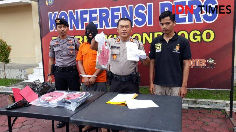 Kapolsek Samigaluh, AKP Purnomo tunjukkan barang bukti. IDN Times/Daruwaskita