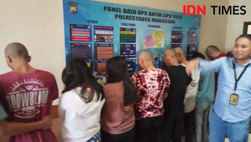Belasan pelaku penyalahgunaan narkoba saat diamankan di Mako Polrestabes Makassar / Sahrul Ramadan