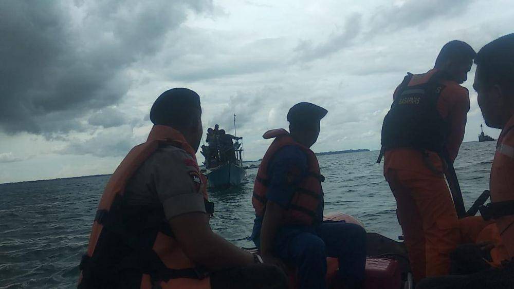Tim SAR Gabungan mengevakuasi kapal dan lima nelayan di Perairan Bone / Humas Polda Sulsel