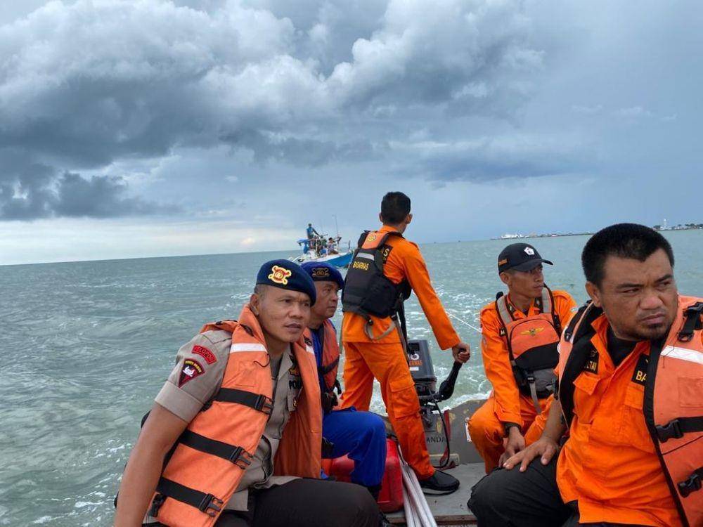 Tim SAR Gabungan mengevakuasi kapal dan lima nelayan di Perairan Bone / Humas Polda Sulsel