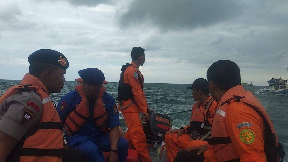 Tim SAR Gabungan mengevakuasi kapal dan lima nelayan di Perairan Bone / Humas Polda Sulsel