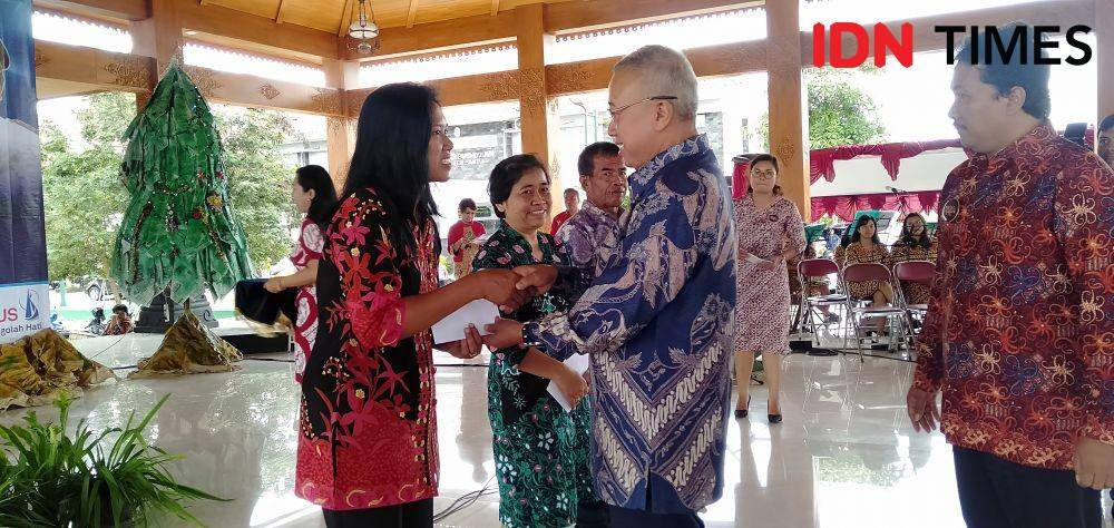 Pemberian tali asih kepada pengurus gereja di Bantul. IDN Times/Daruwaskita