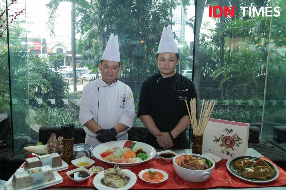 Chef Li dan Chef Affat saat mengenalkan menu Imlek milik JW Marriott Surabaya. (IDN Times/Reza Iqbal)