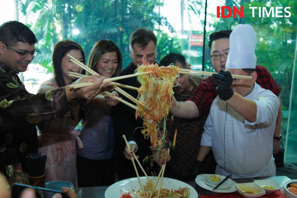Suasana saat menarik yee sang di JW Marriott Surabaya. (IDN TImes/Reza Iqbal)