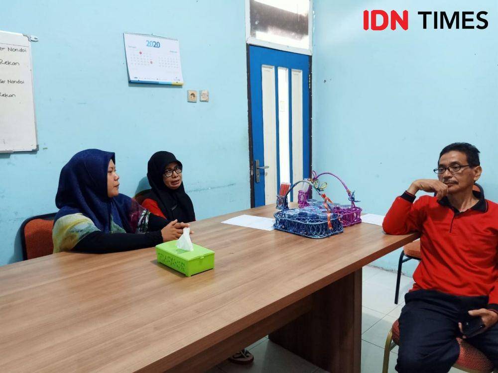 Kepala DP3AP2KB Kabupaten PPU, Firmasnyah lakukan koordinasi dengan anggota TP2K2PA (IDN Times/Ervan Masbanjar)