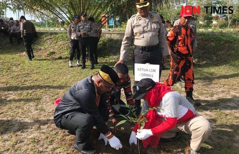 Tomas dan pimpinan ormas di PPU lakukan penghijauan (IDN Times/Ervan Masbanjar)