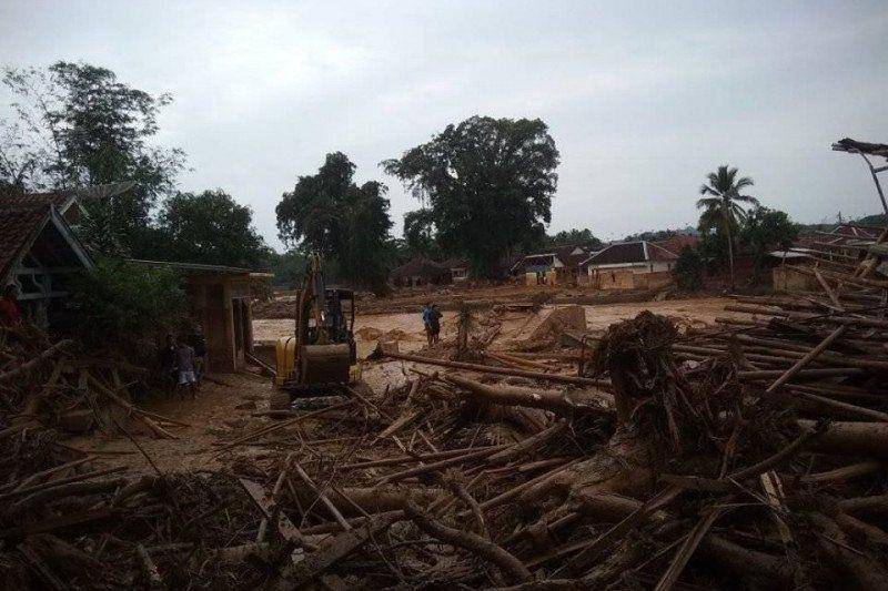 Bangunan pondok pesantren di Kabupaten Lebak, Banten rusak berat diterjang banjir bandang dan tanah longsor karena lokasinya berdekatan dengan aliran Sungai Ciberang. (ANTARA/HO)
