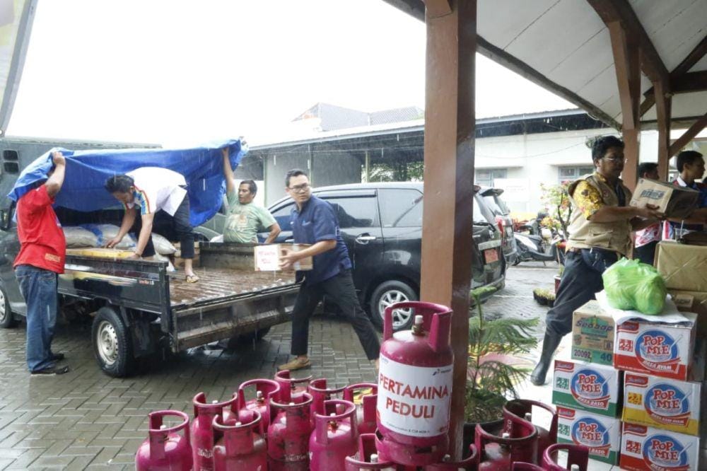 Pemberian bantuan untuk korban banjir di Grobogan dan Pati. Dok. Pertamina MOR IV Jateng-DIY
