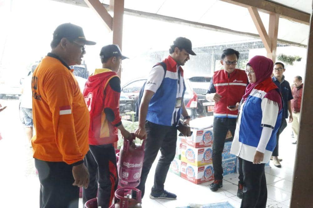 Pemberian bantuan untuk korban banjir di Grobogan dan Pati. Dok. Pertamina MOR IV Jateng-DIY