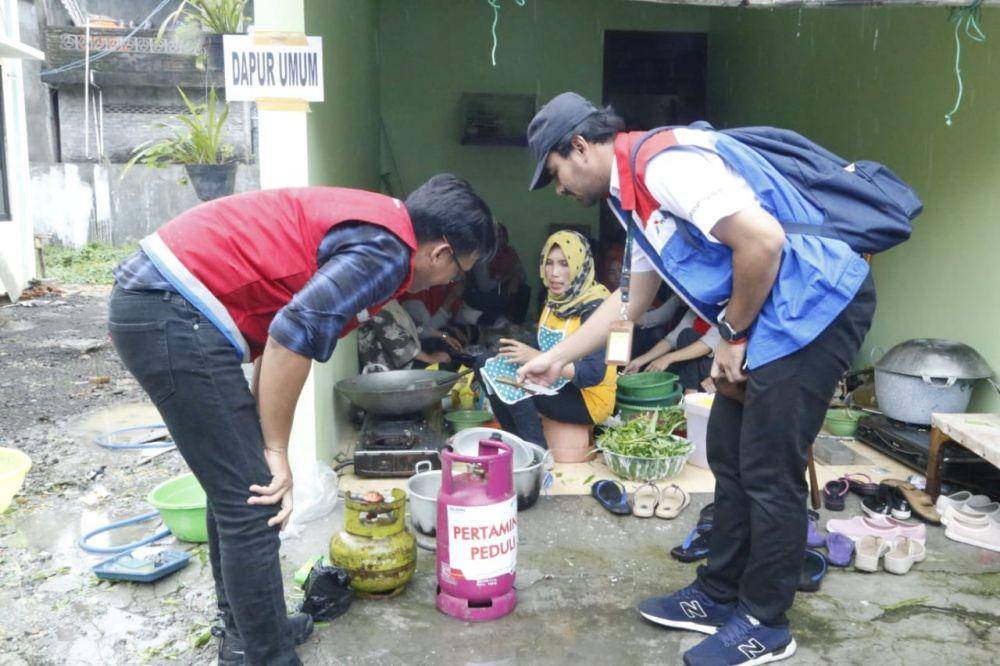 Pemberian bantuan untuk korban banjir di Grobogan dan Pati. Dok. Pertamina MOR IV Jateng-DIY