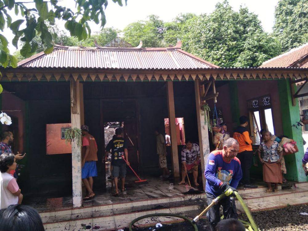 Petugas Pemadam Kebakaran bersama warga membersihkan puing-puing sisa kebakaran di rumah warga di Desa Munjul, Kecamatan Kutasari, Purbalingga, Jumat (10/1). BPBD Purbalingga
