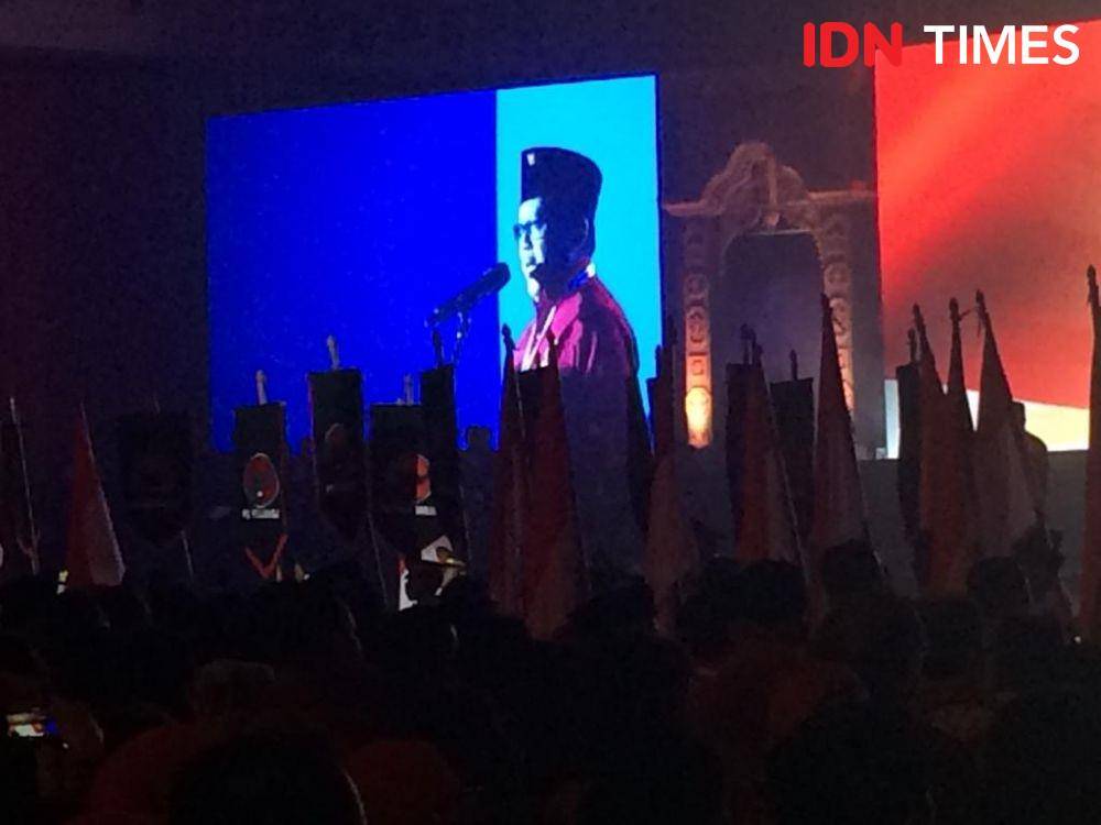 Sekjen PDI Perjuangan Hasto Kristiyanto memimpin mengheningkan cipta di Rakernas. (IDN Times/Irfan Fathurohman)