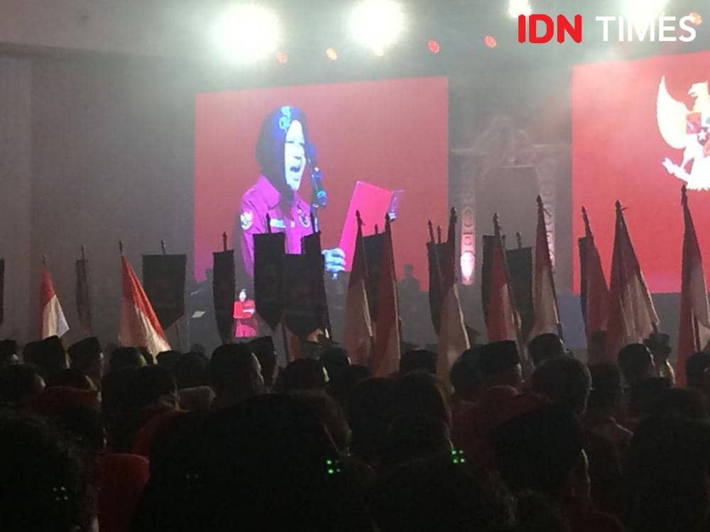 Wali Kota Surabaya Tri Rismaharini memimpin pembacaan teks Pancasila di Rakernas PDIP. (IDN Times/Irfan Fathurohman)